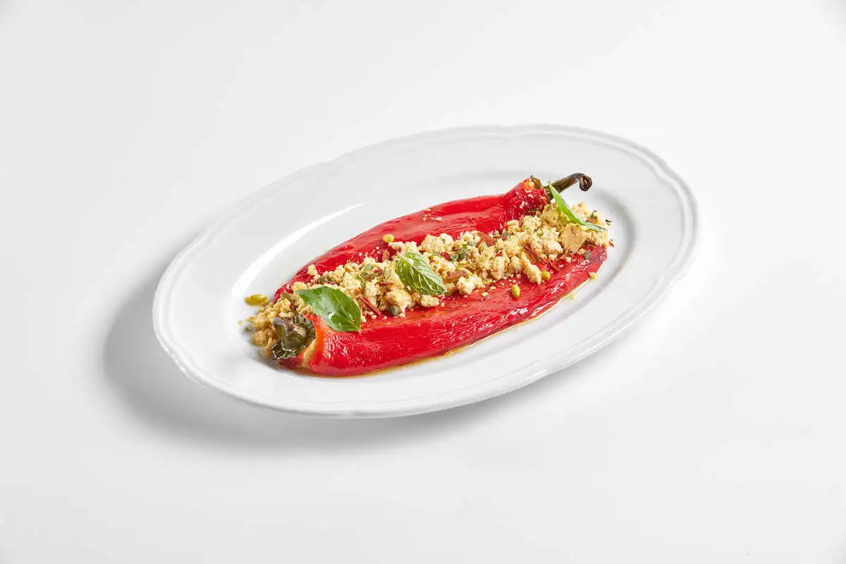 Запеченные перцы рамиро с тофу и мятой