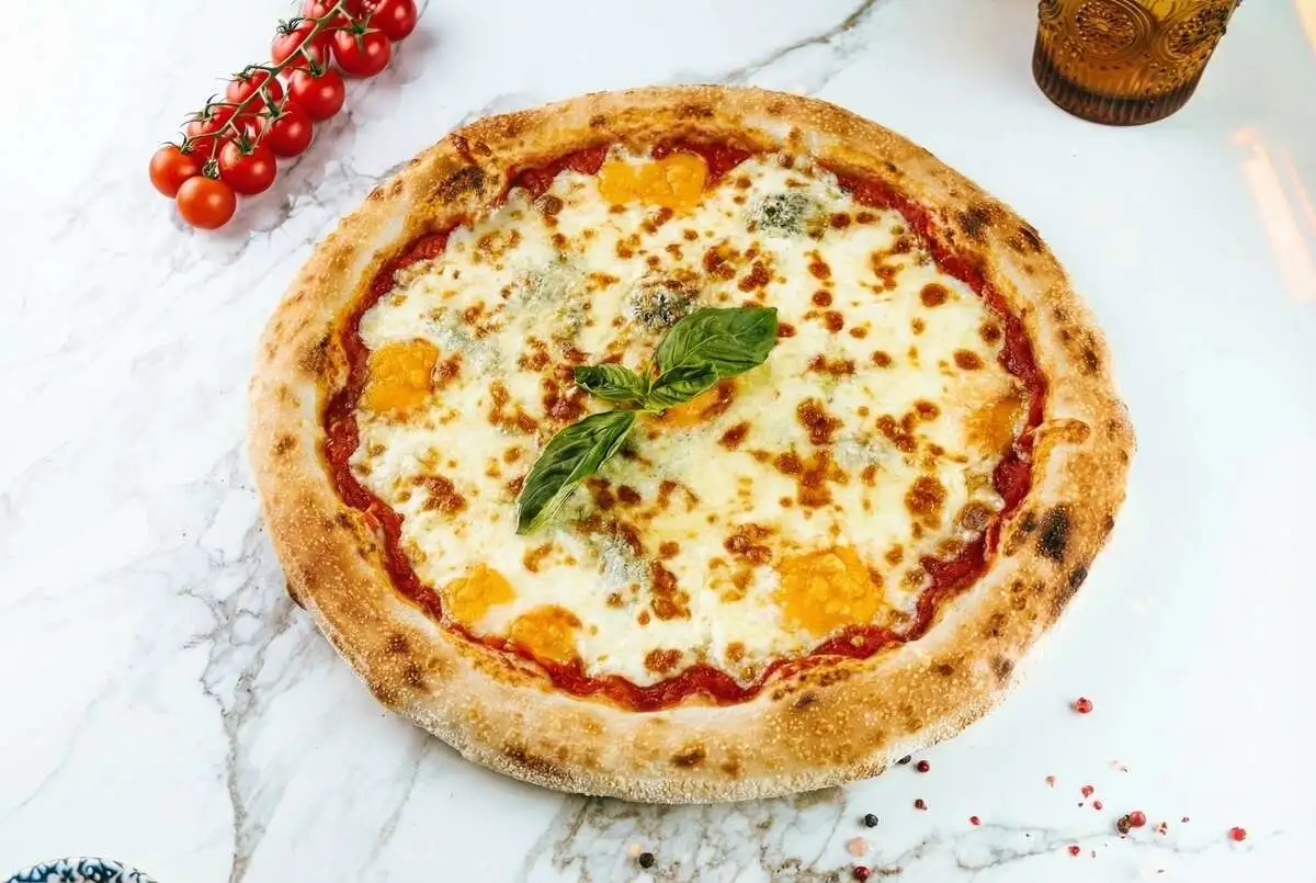 Четыре сыра на томатной основе