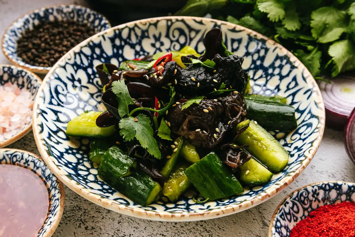 Битые огурцы с древесными грибами в китайском соусе