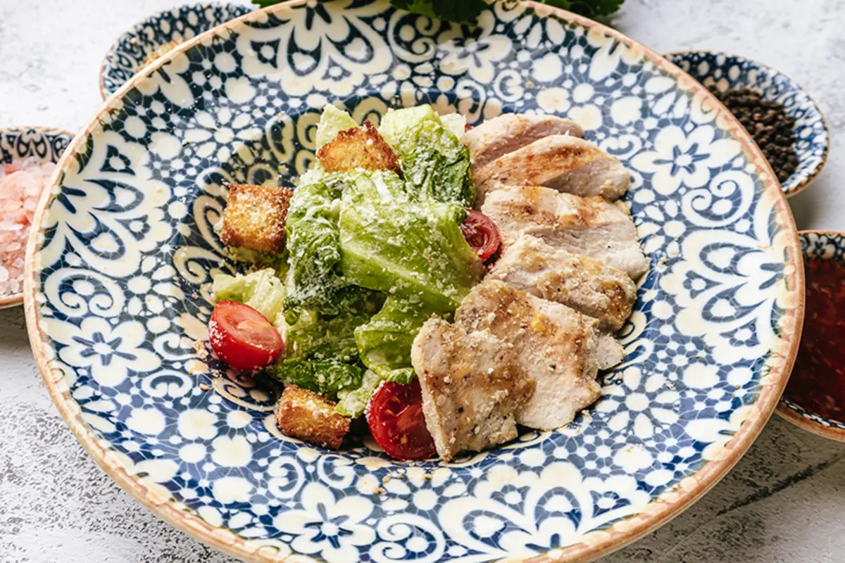 Цезарь с курицей салат 