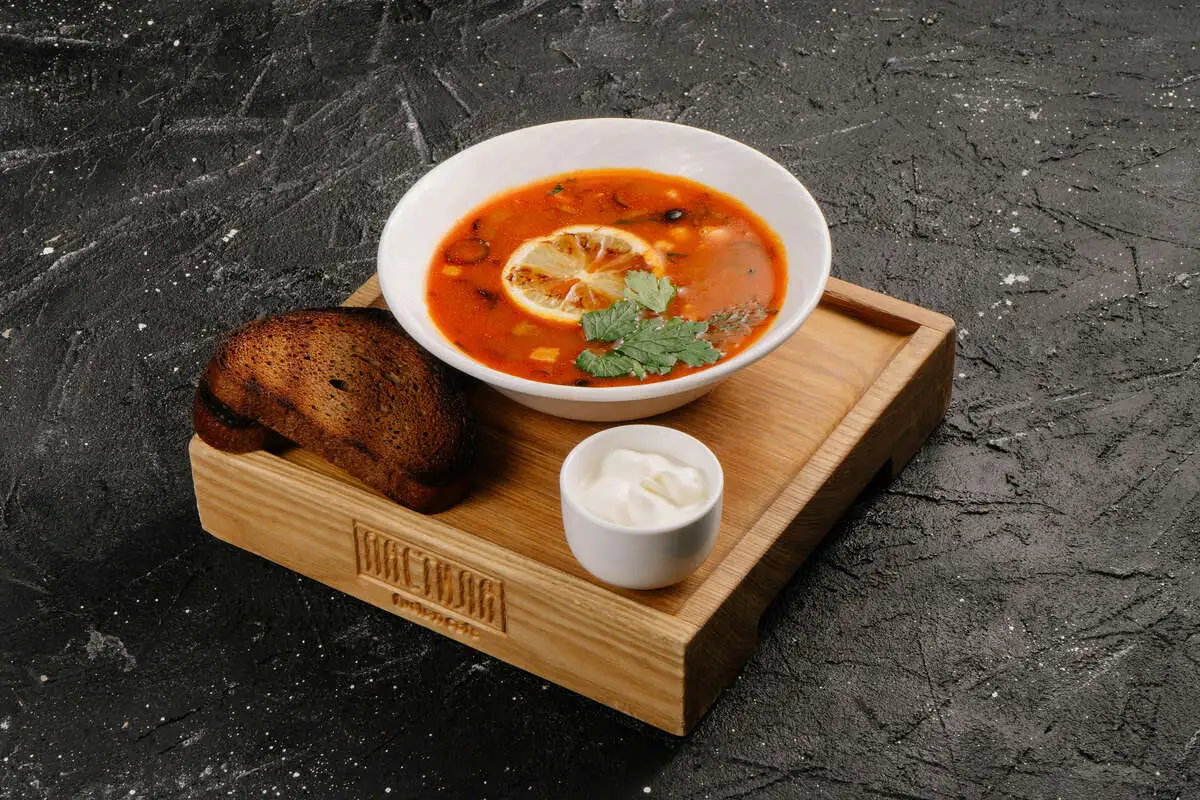 Солянка мясная со сметаной