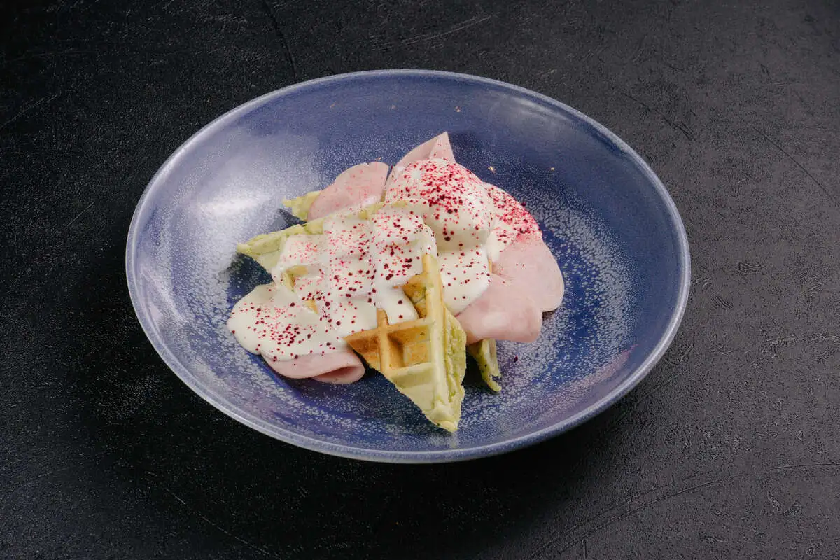 Вафля с ветчиной, яйцом пашот и голландским соусом