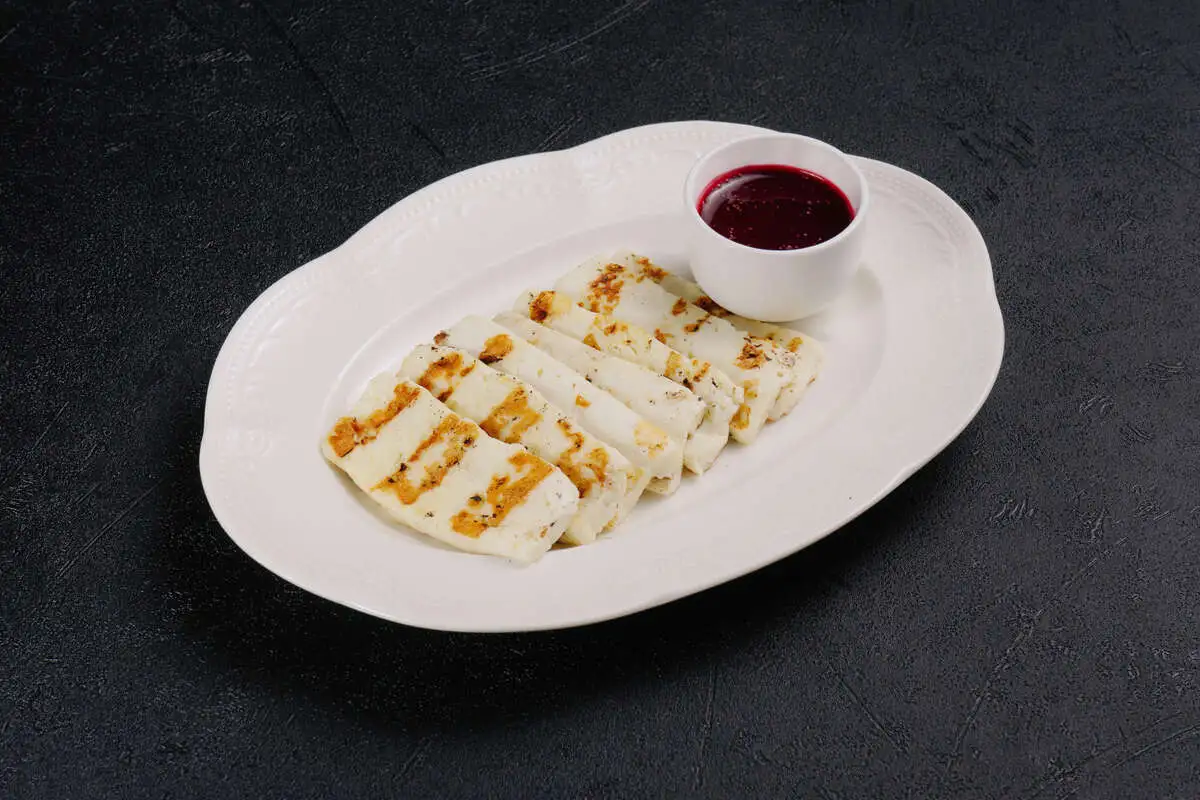 Халуми гриль с малиновым соусом