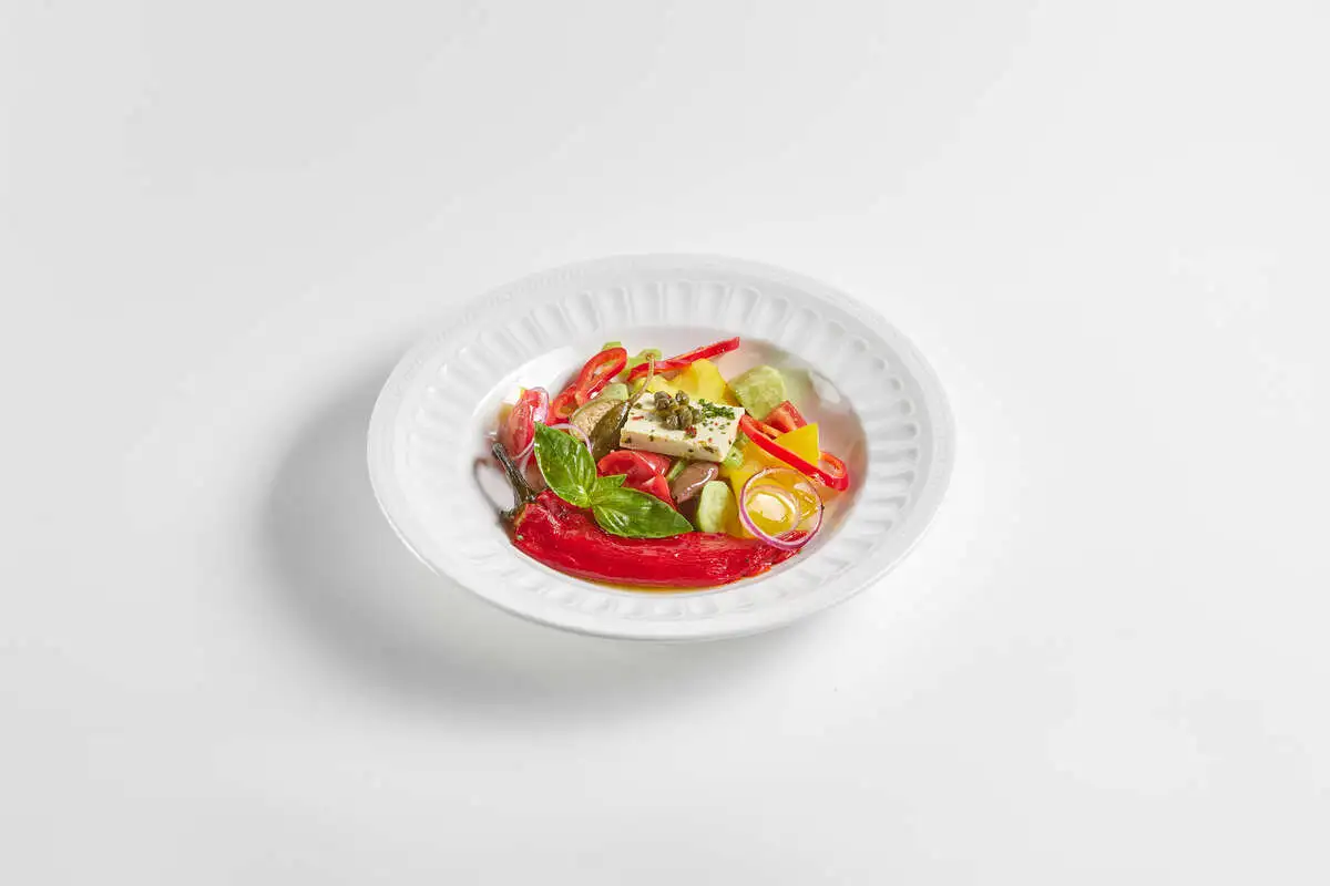 Овощной салат с рамиро и маринованным тофу