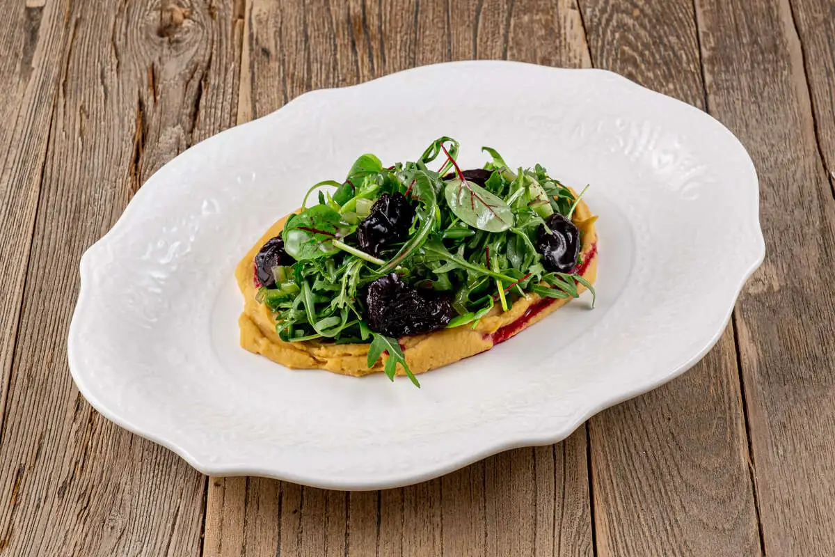 Пост Салат с хумусом и вяленой свеклой