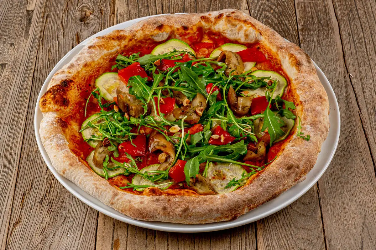 Пост Пицца с печеными овощами и руколой