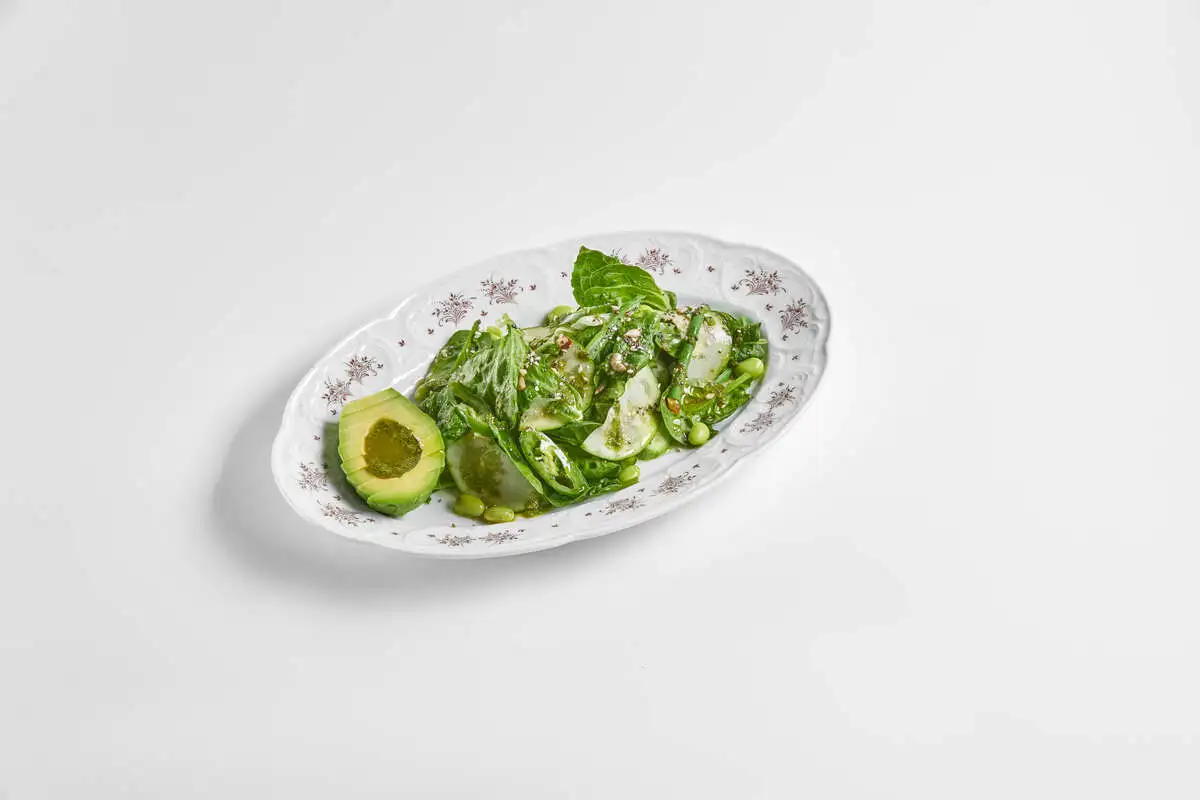 Зеленый салат с авокадо и дрессингом из зеленого чили