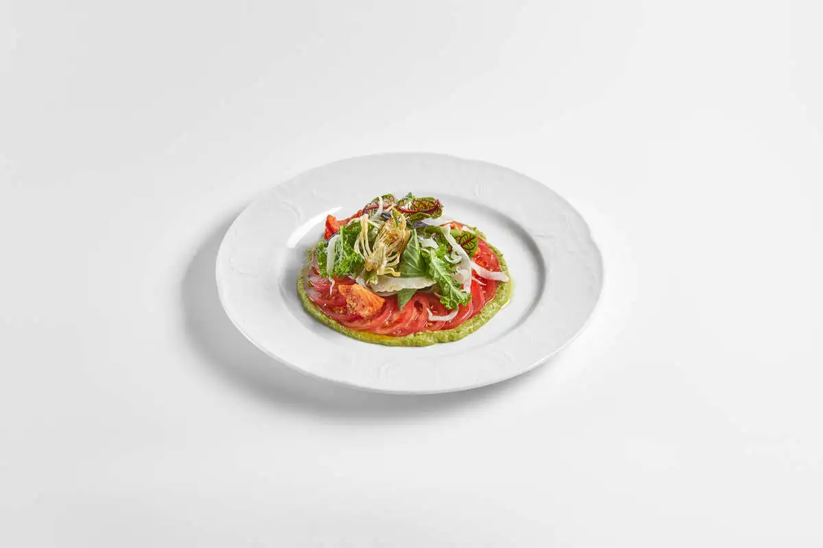 Салат с томатами, авокадо и фенхелем