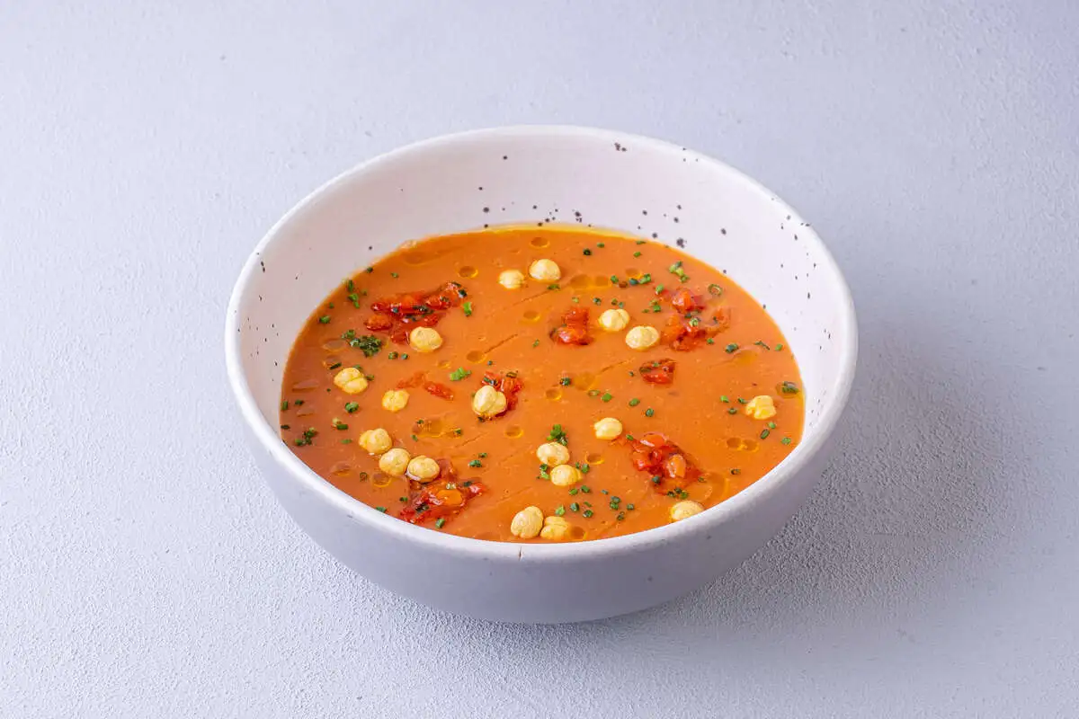Чечевичный суп с паприкой и нутом фри