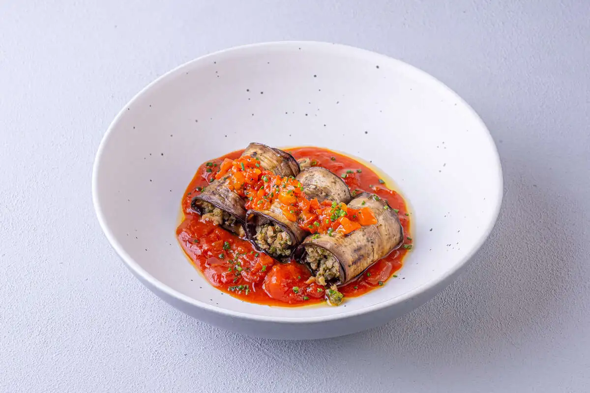 Рулетики из баклажанов с томатным соусом и маринованной паприкой