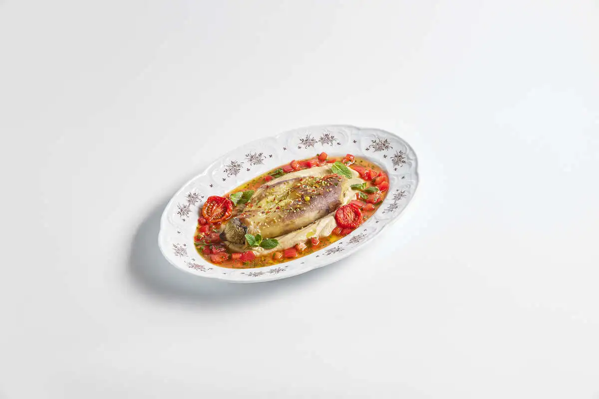 Печеный баклажан с хумусом и томатом