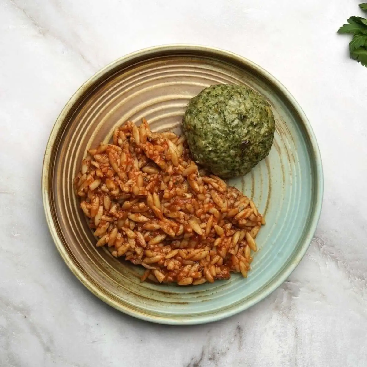 Биточек со шпинатом и орзо