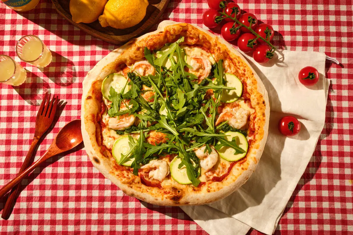 Пицца с креветками и цукини