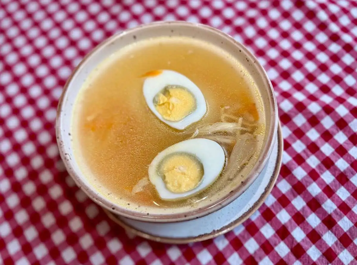 Куриный бульон с домашней лапшой