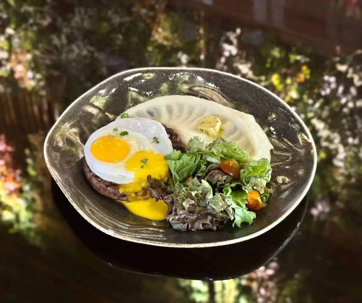 Бифштекс с яйцом и голландским соусом/Beefsteak with egg and souce