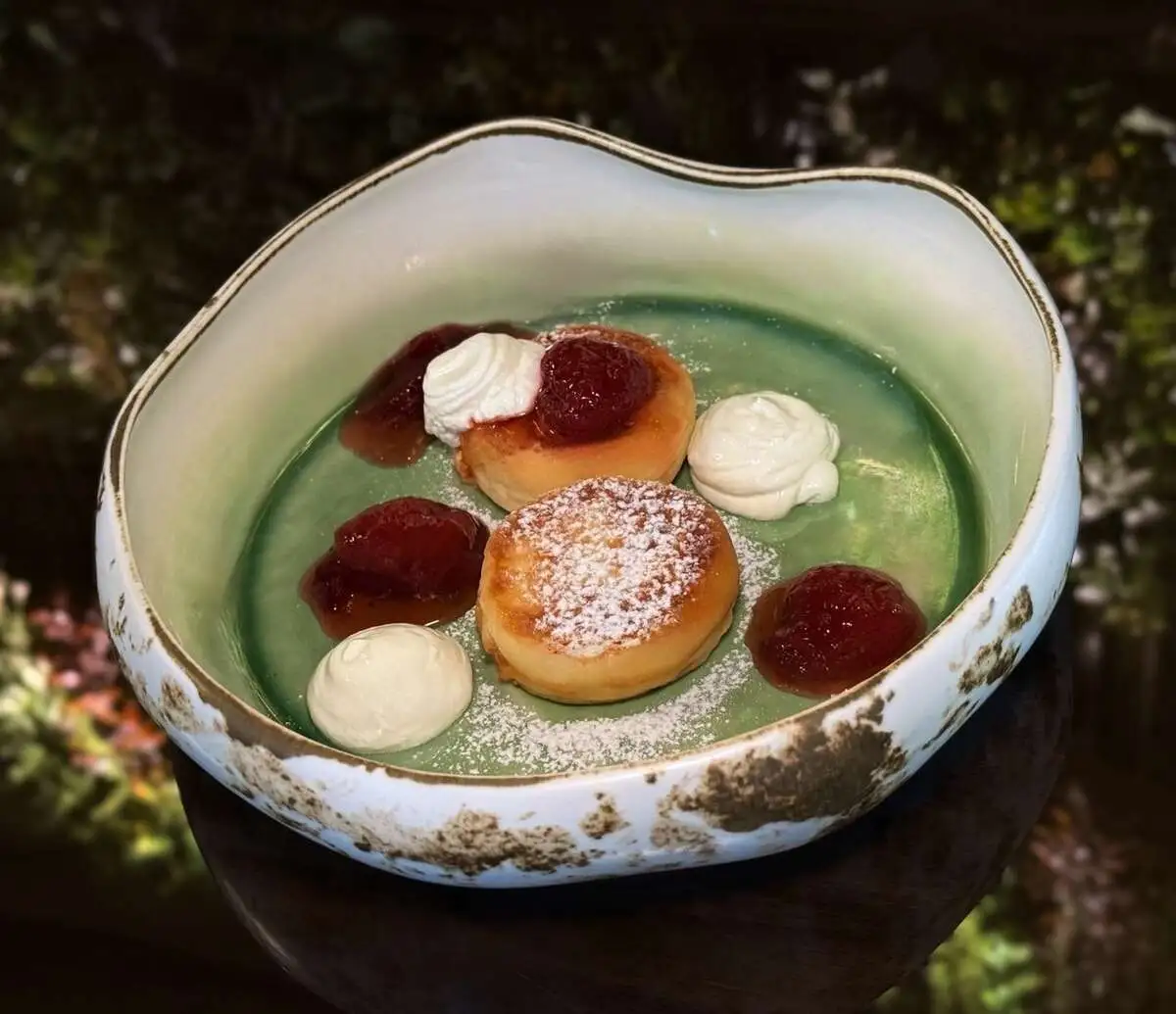 Сырники на рисовой муке со сметаной и ягодным соусом/Cheesecakes on rice fl