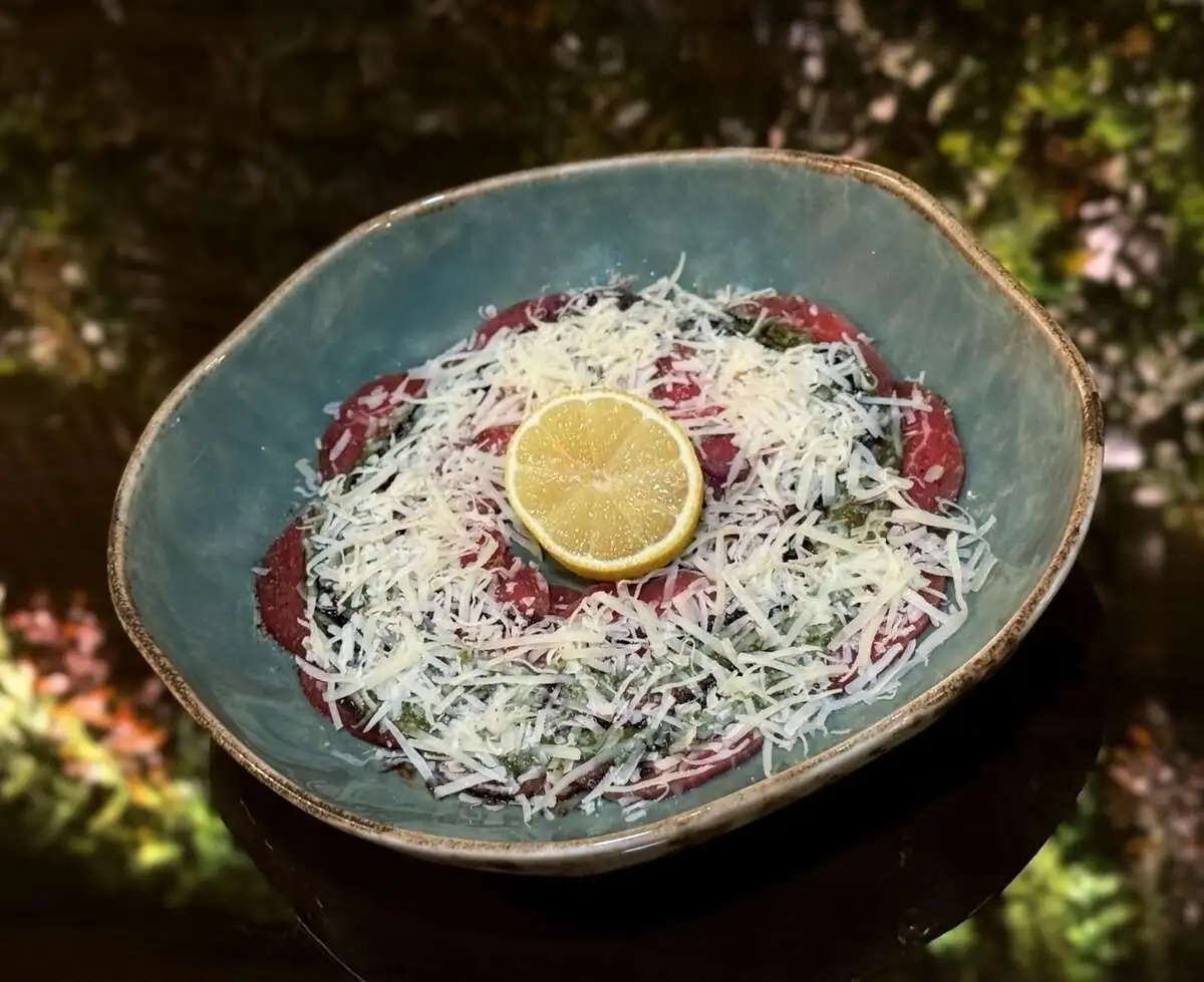 Карпачо из говядины с соусом песто и бальзамический уксус/Beef carpaccio wi