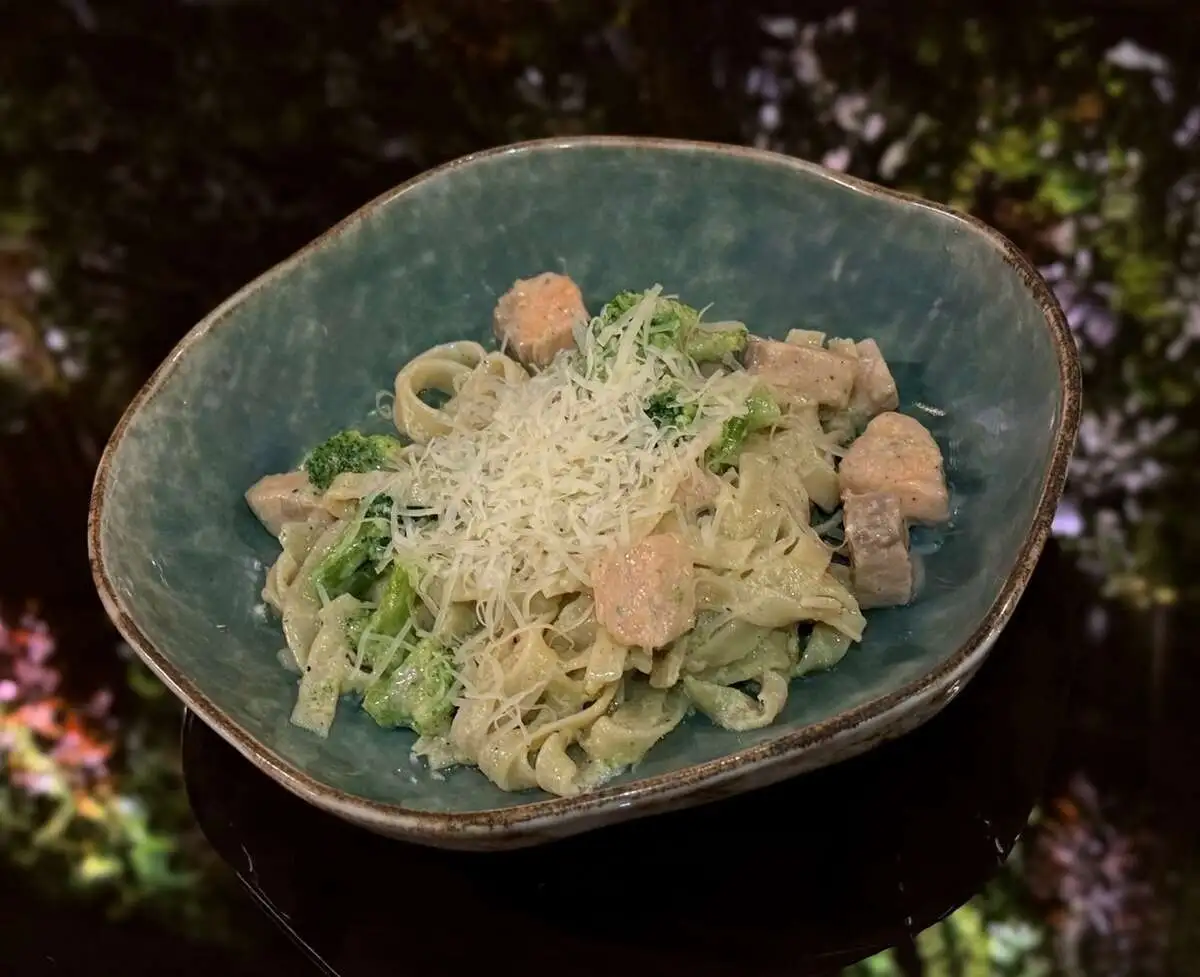 Фетучини в сливочном соусе с семгой и брокколи/Fettuccine in creamy sauce