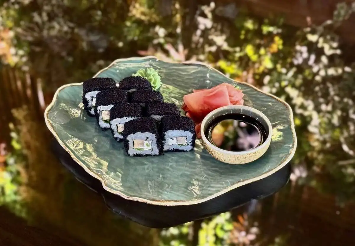 Ролл с угрем с тёмной икрой/Eel roll with dark caviar