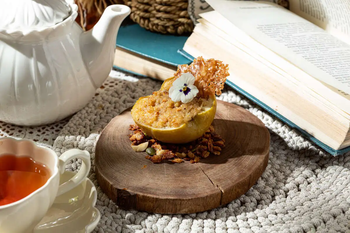 Запеченное яблоко с медом и орехами