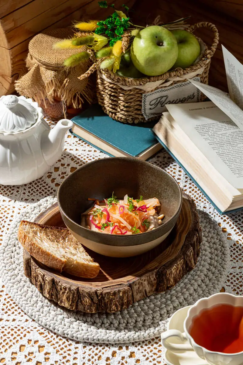 Фасолевый хумус с квашеной капустой и кедровыми орешками