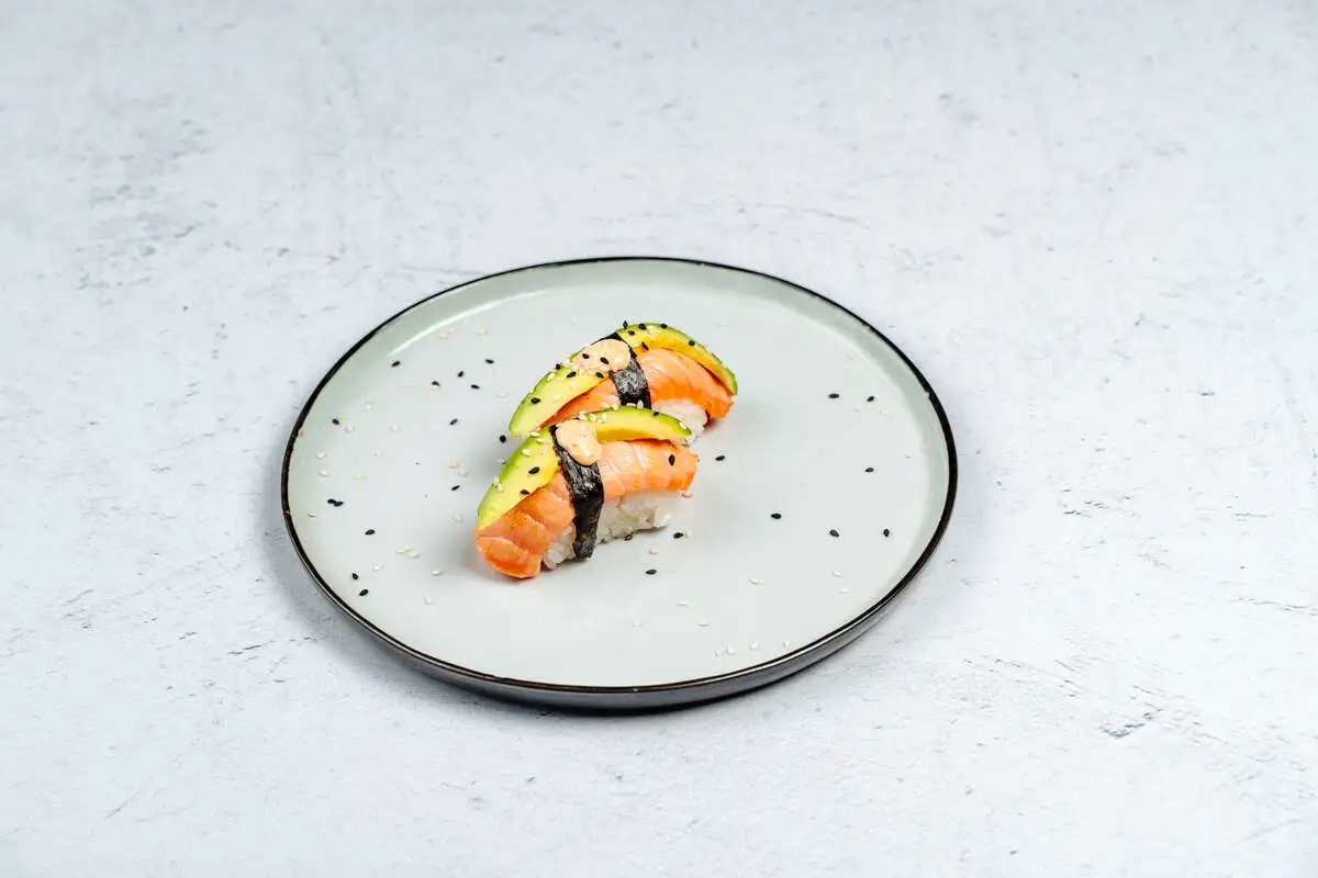 Суши с опаленным лососем и авокадо