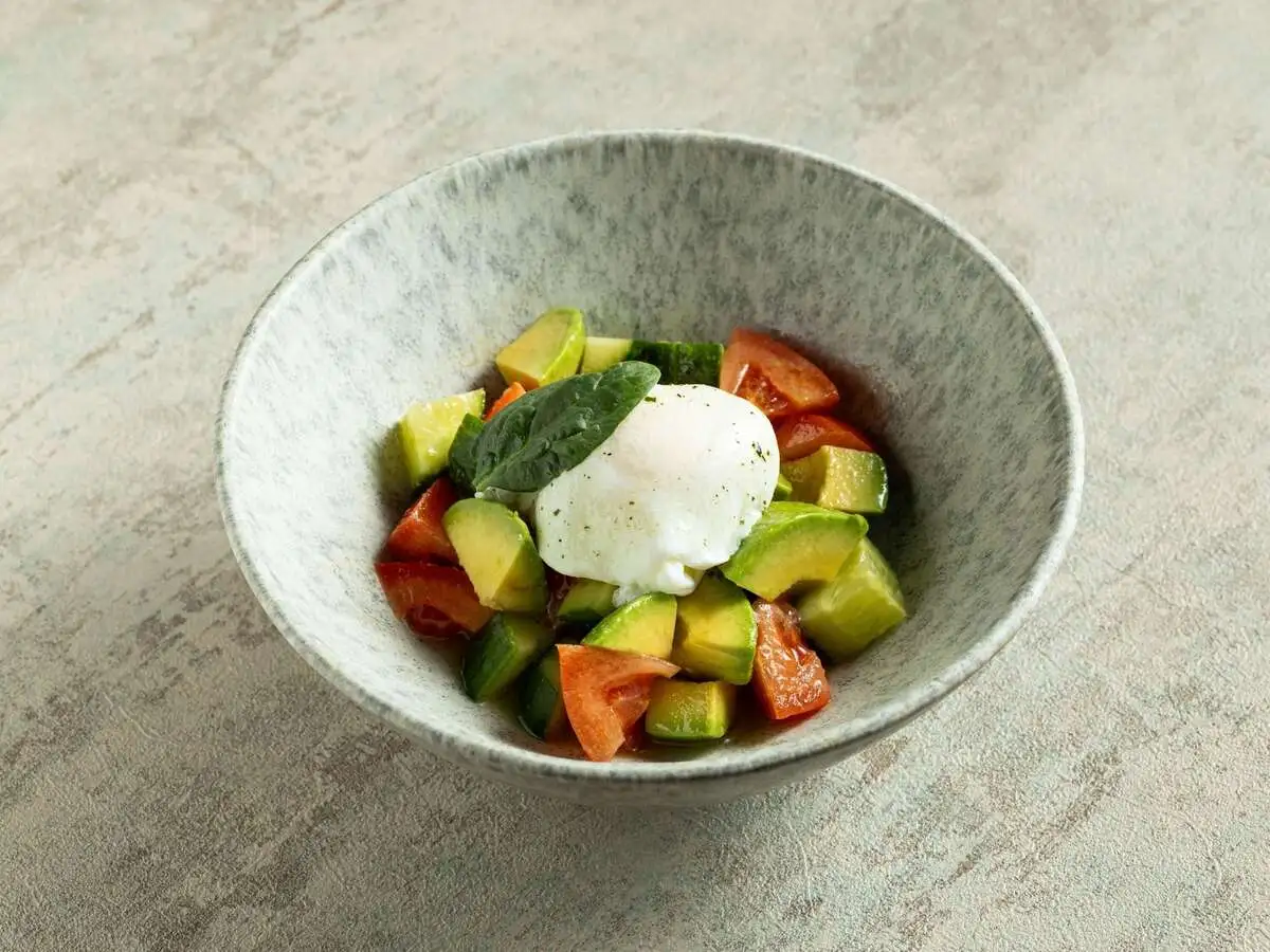 Салат овощной с авокадо и соево-кунжутной заправкой 