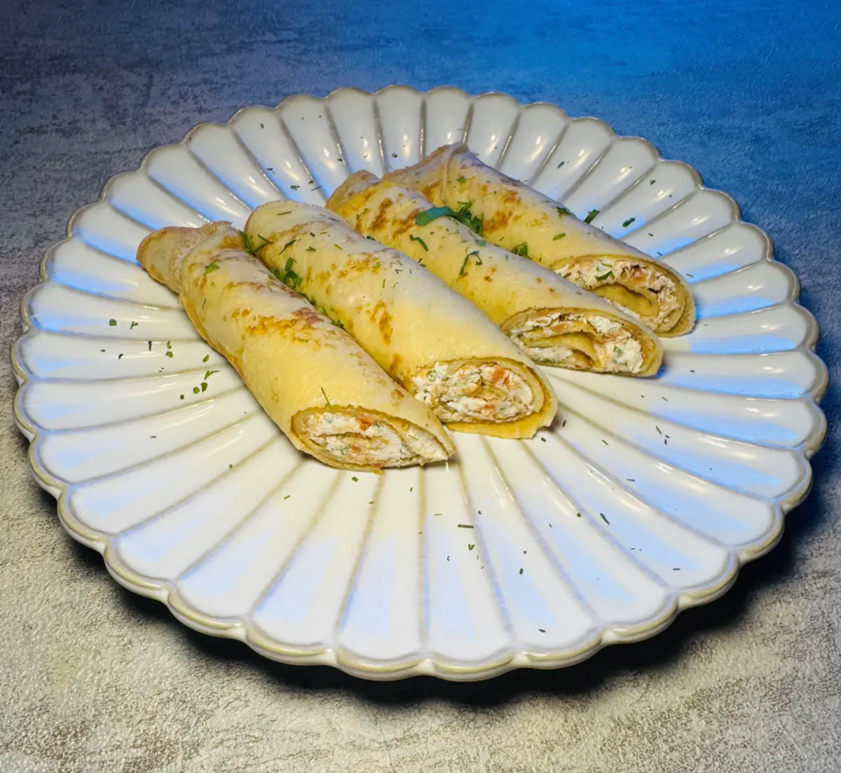 Блинчики с риетом из копченого лосося и сливочного сыра 