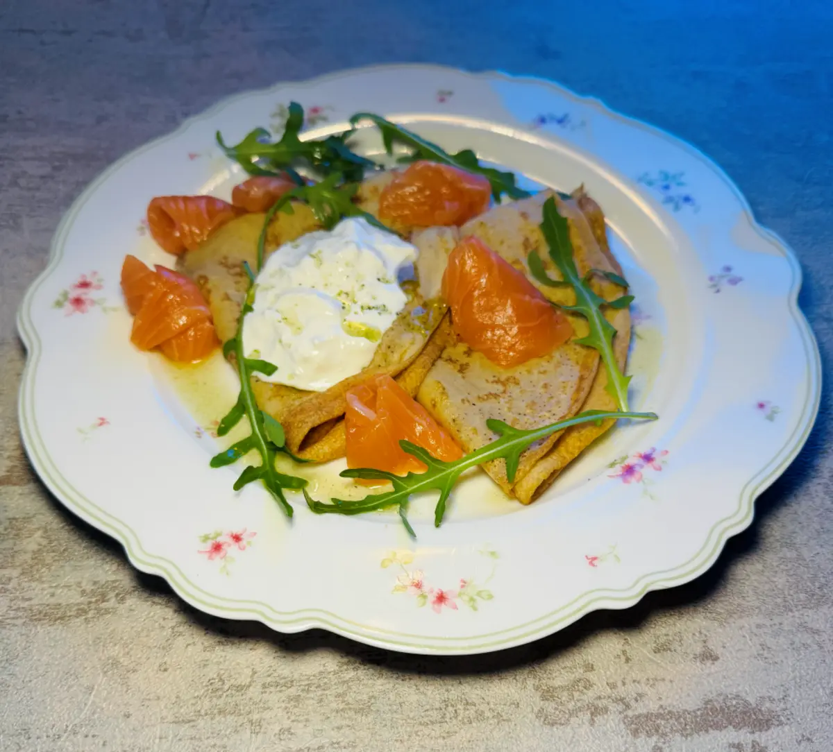 Блинчики с лососем слабой соли, страчателлой и рукколой 