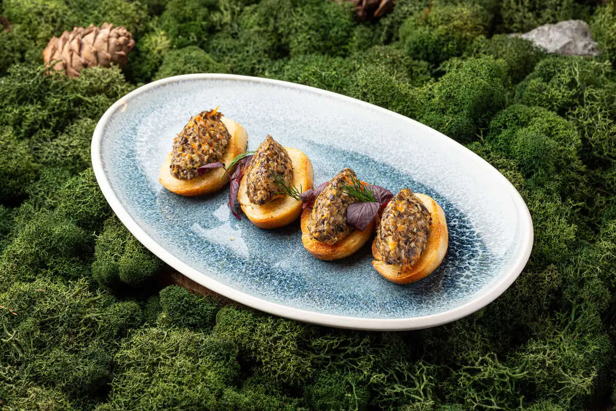 Тосты с грибной икрой из опят 