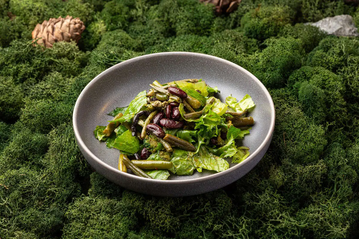 Зеленый салат с папоротником