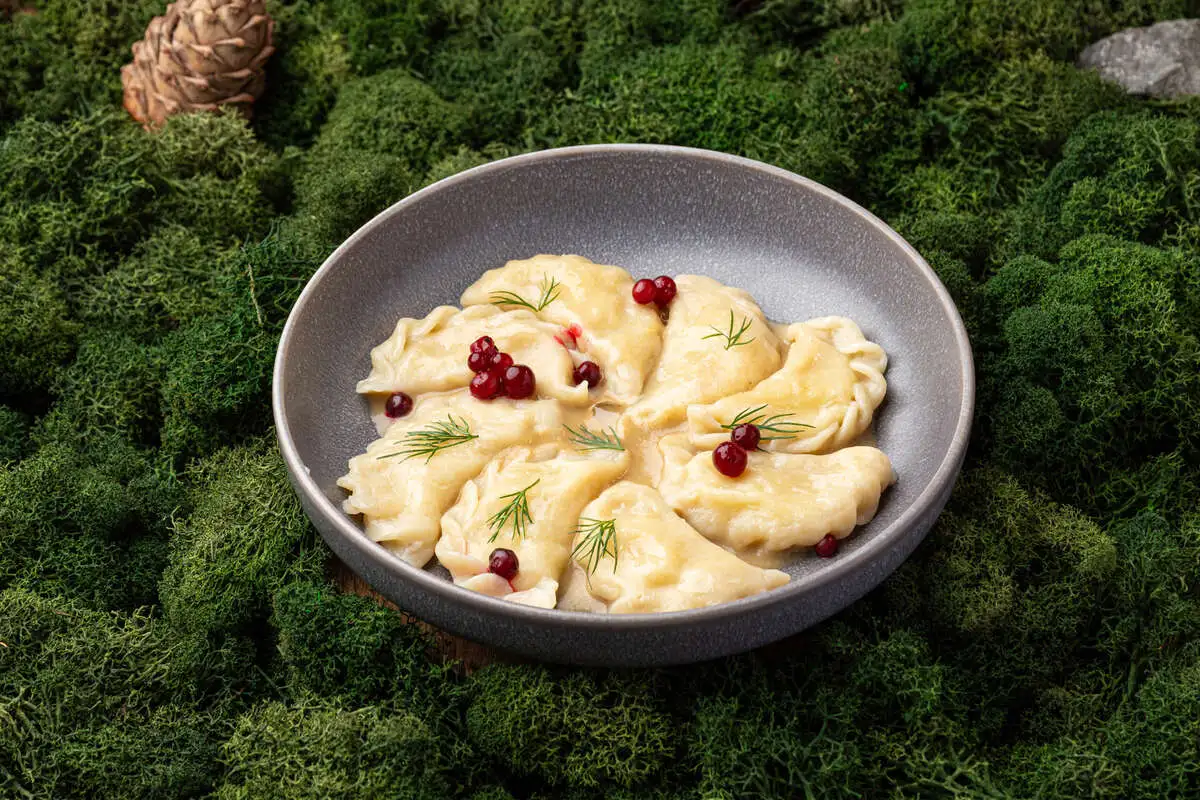 Вареники с картофелем с соусом из белых грибов 