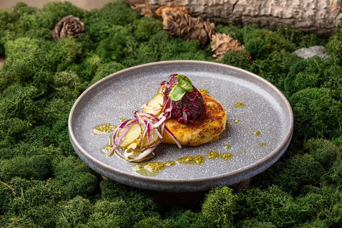 Рестованный картофель со свекольной икрой 