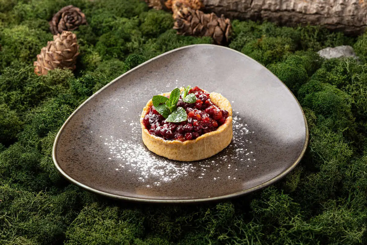 Северная ягода с кедровым орехом в песочном тесте