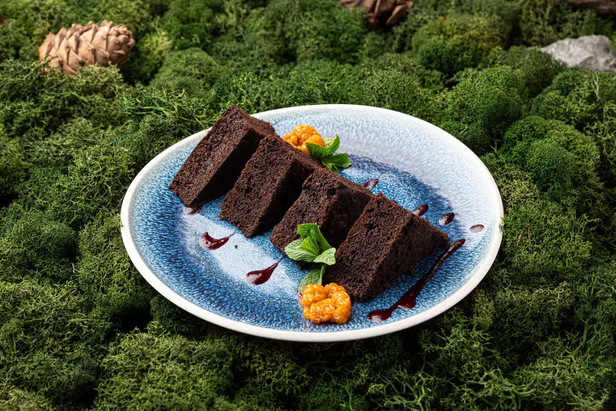 Брауни с кедровым мороженным