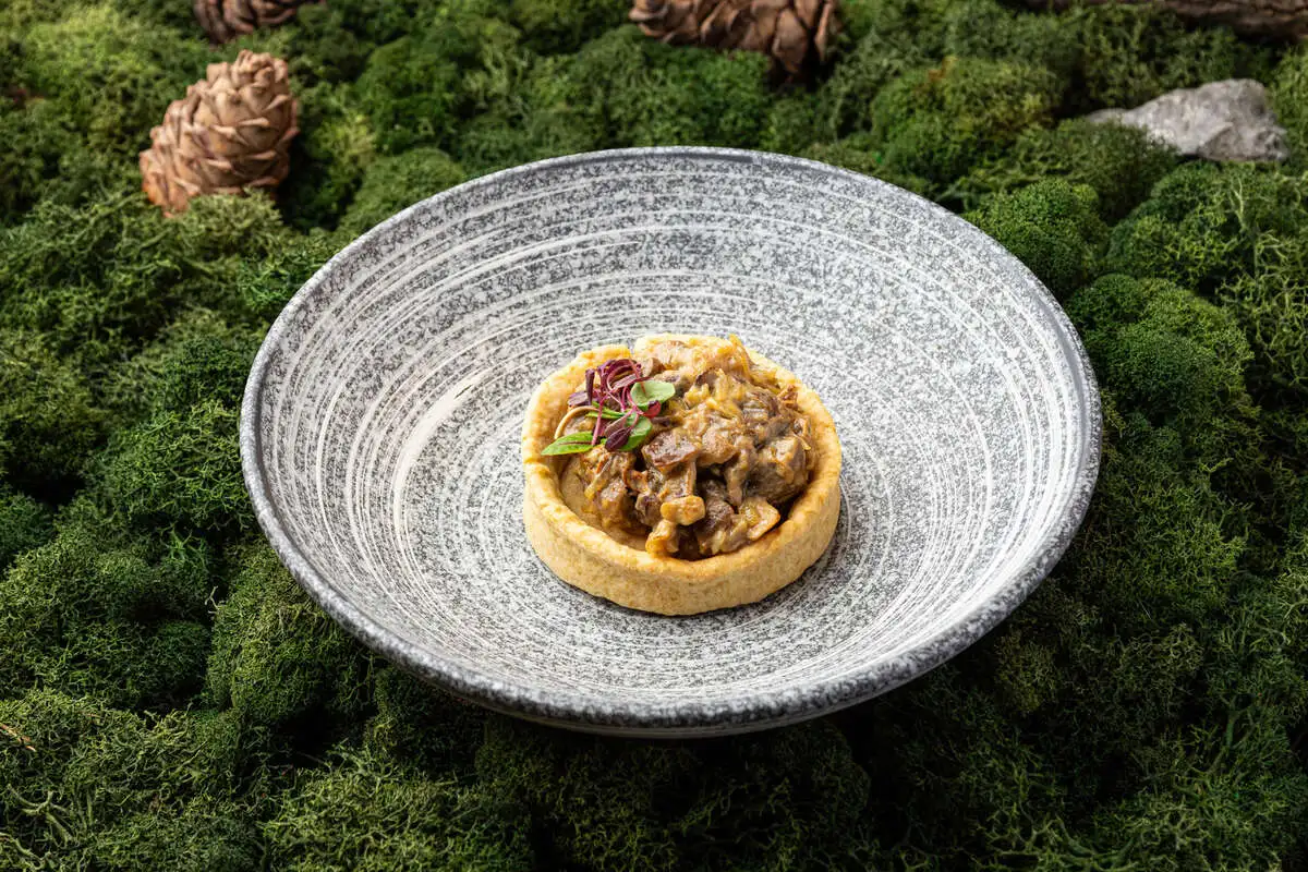 Грибной микс в песочном тесте с соусом из белых грибов 