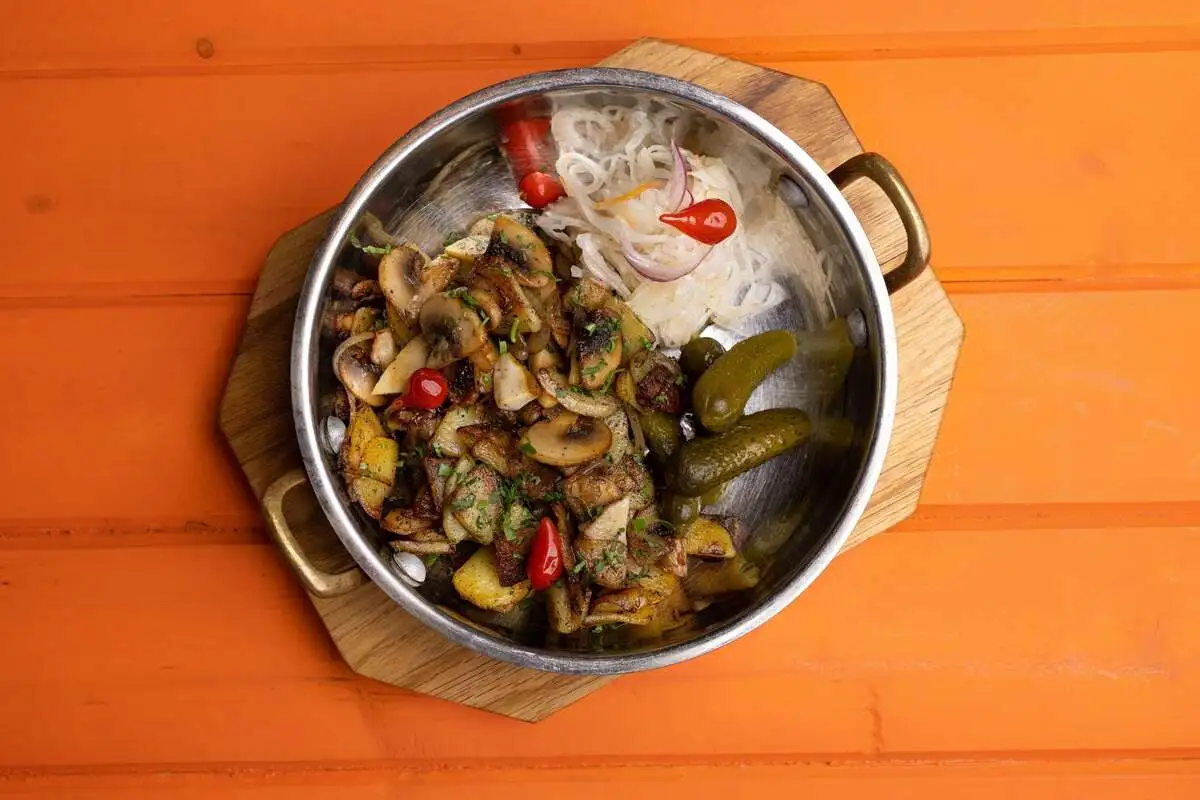 Жареный картофель с грибами и соленьями 