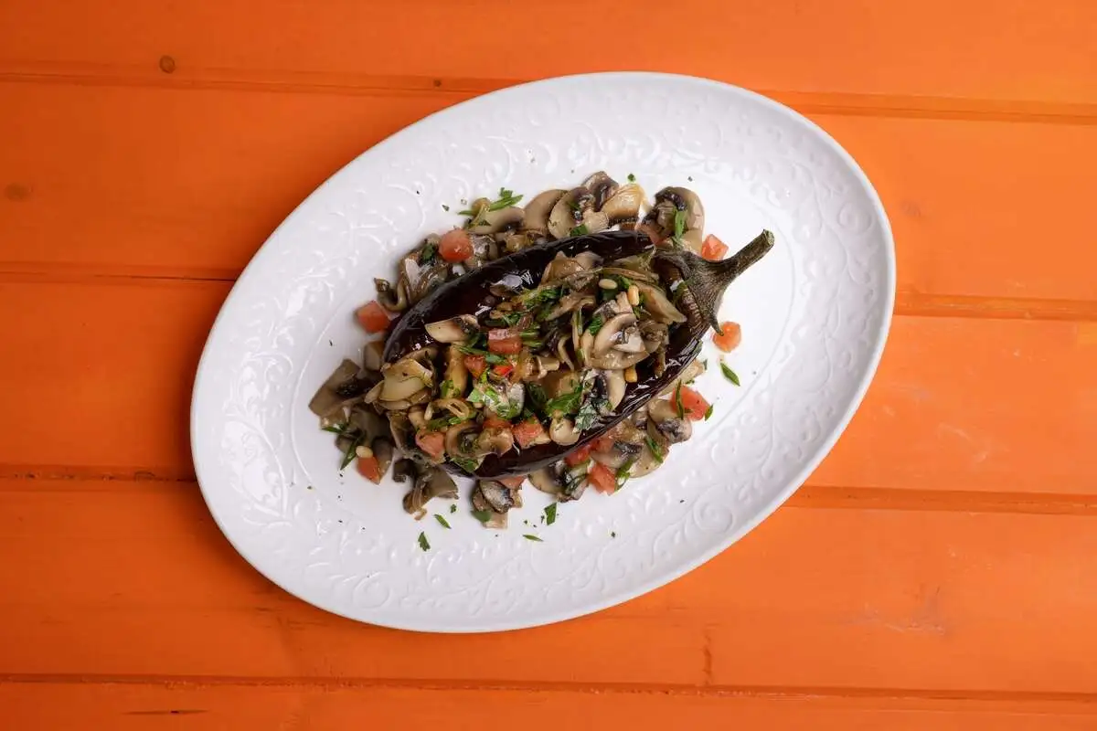 Запеченый баклажан с грибами