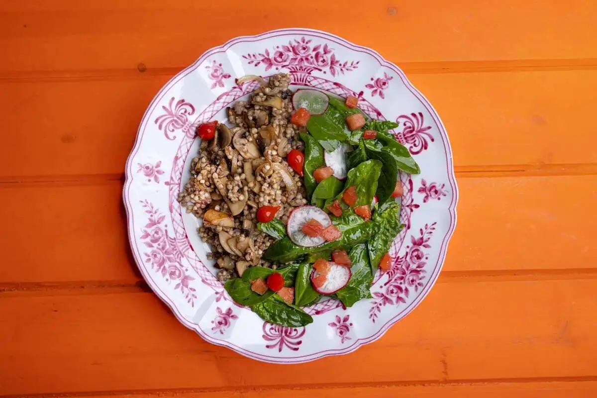 Зеленая гречка с грибами и шпинатом