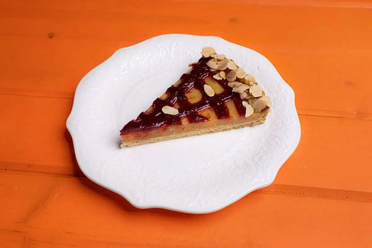 Кростата с апельсиновым джемом и вишней конфи