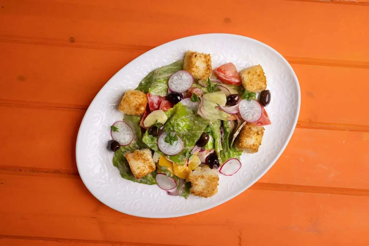 Овощной салат с жареным тофу