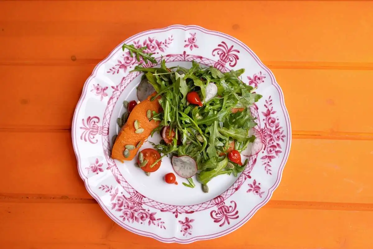 Стейк из тыквы с руколой и томатами 