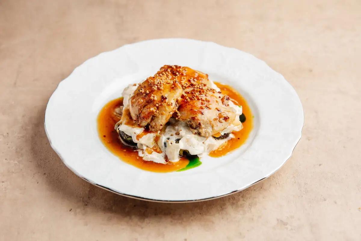 Куриное бедро с картофелем и тушеной капустой