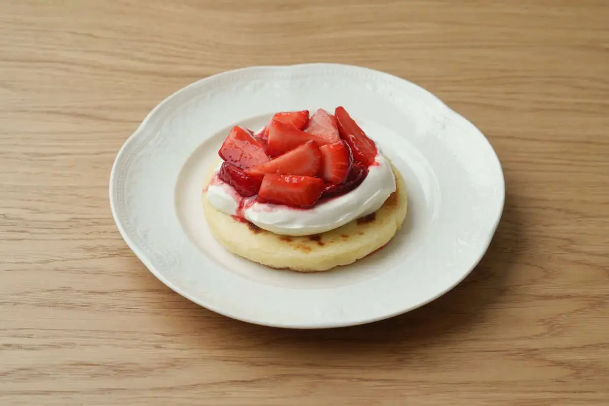 Большой сырник, сезонные ягоды