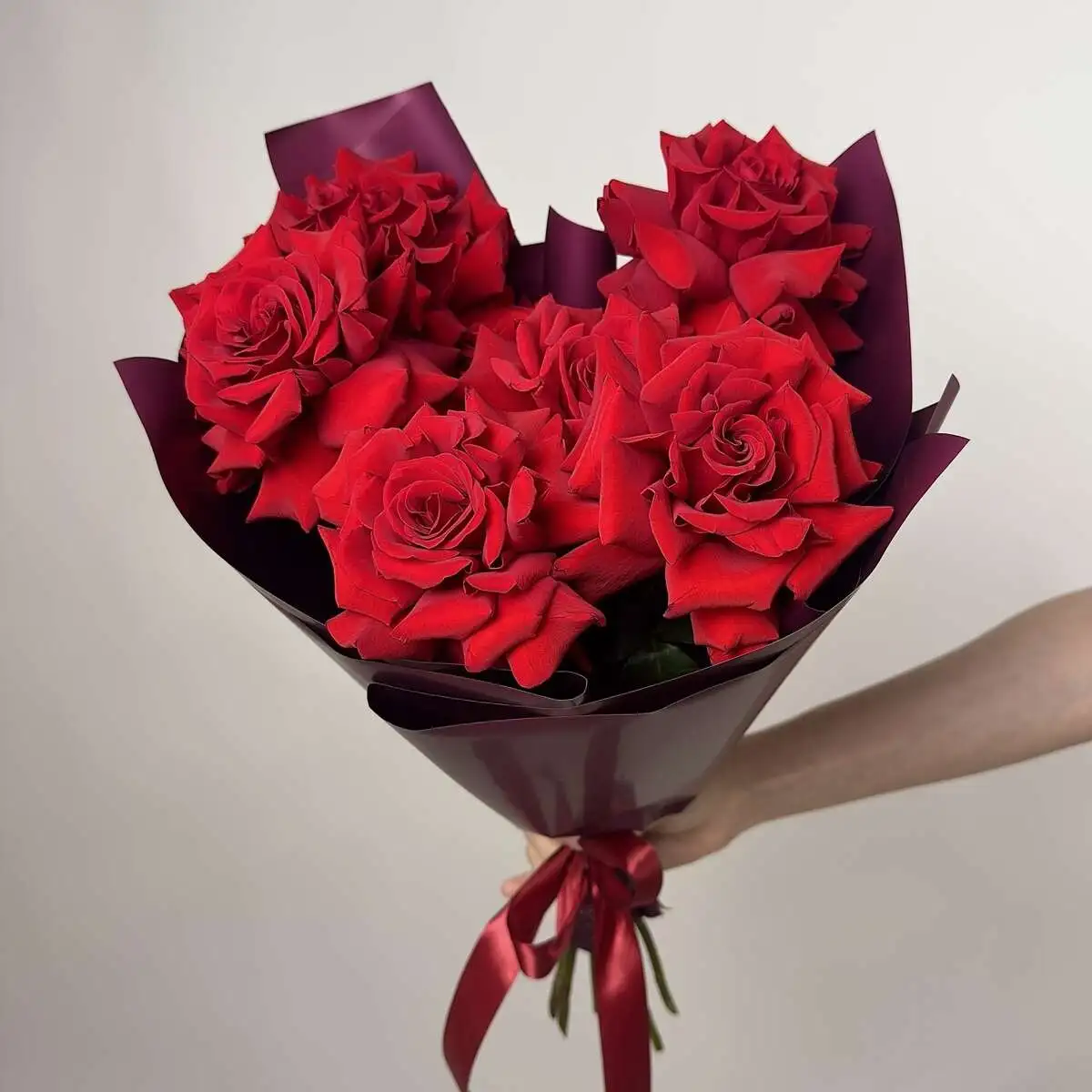 Букет цветов из 7 красных французских роз Бордо