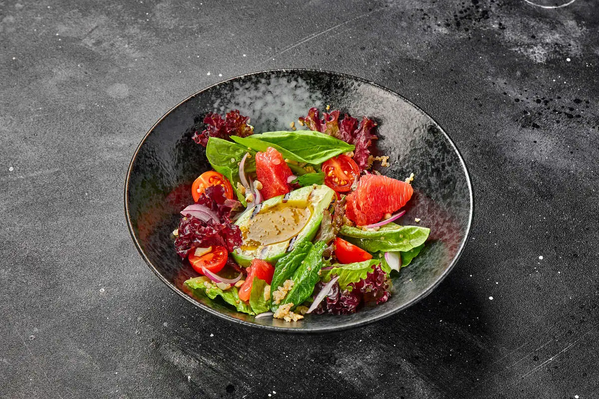 Салат с авокадо гриль и грейпфрутом