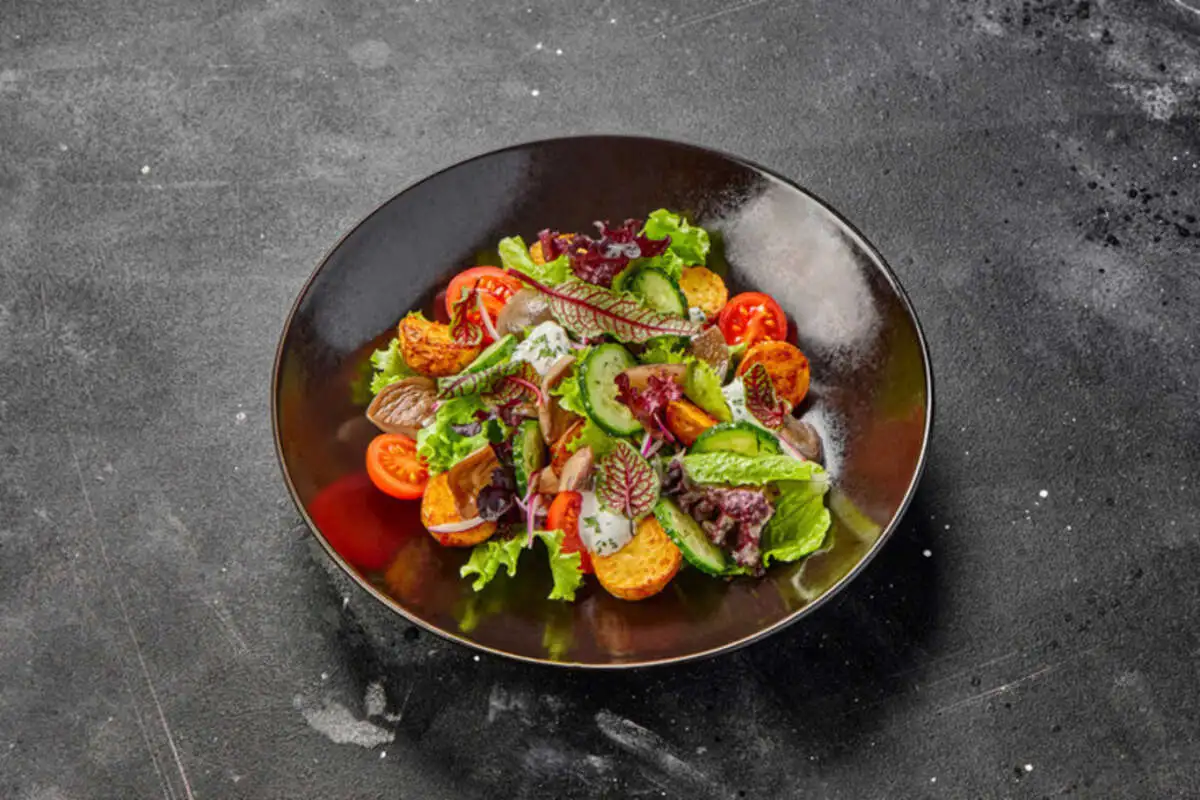 Теплый салат с маринованными маслятами и молодым картофелем