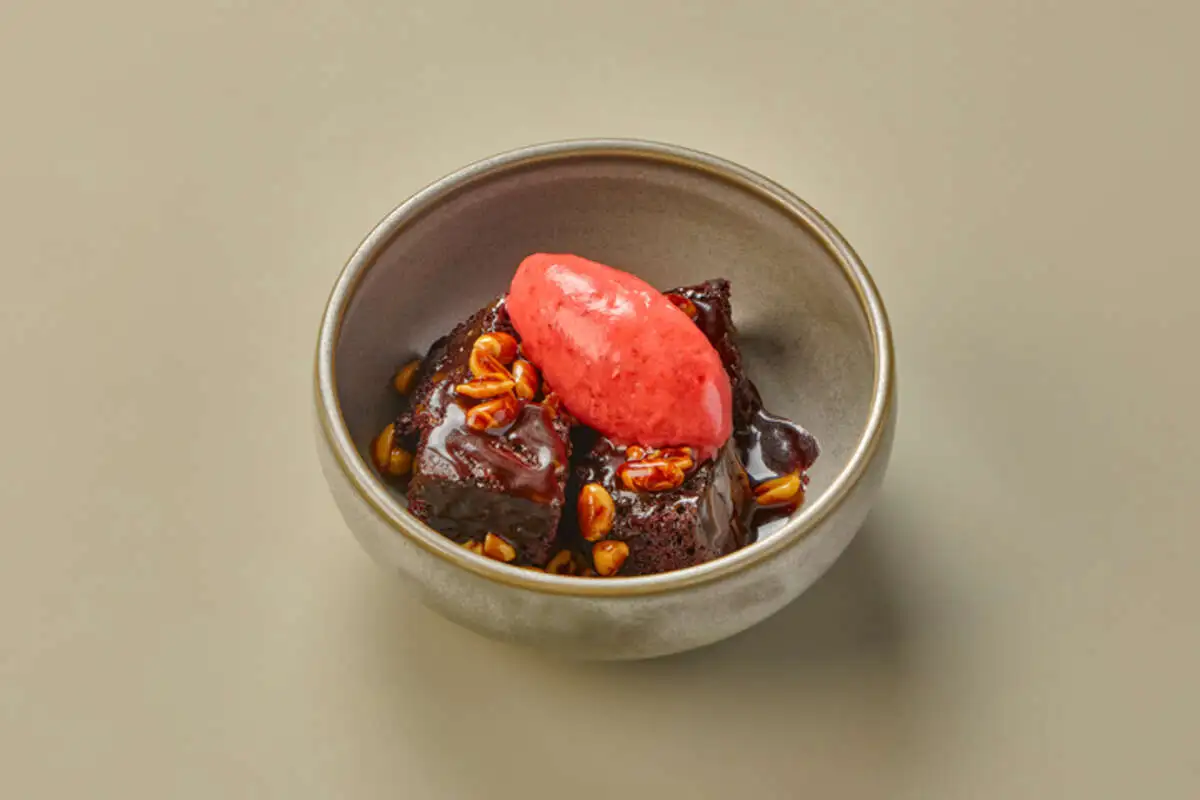 Шоколадный бисквит ( без клубничного сорбета)