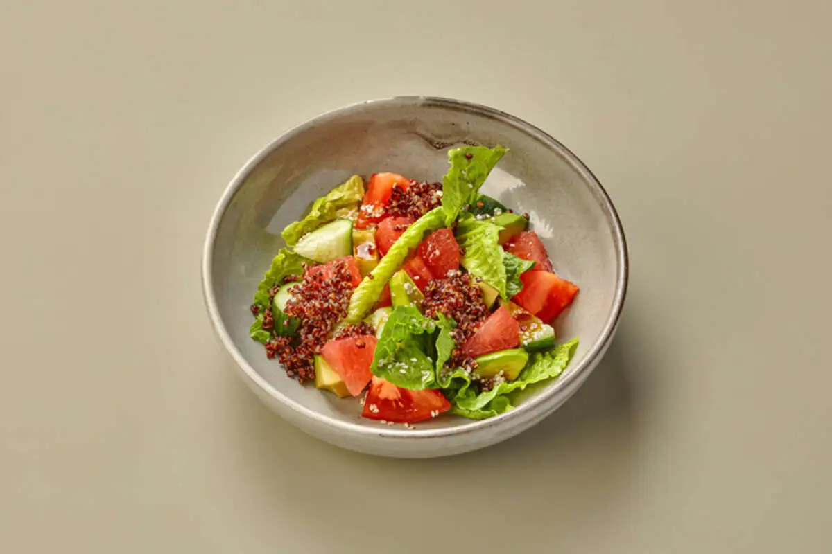 Зеленый салат с грейпфрутом и киноа