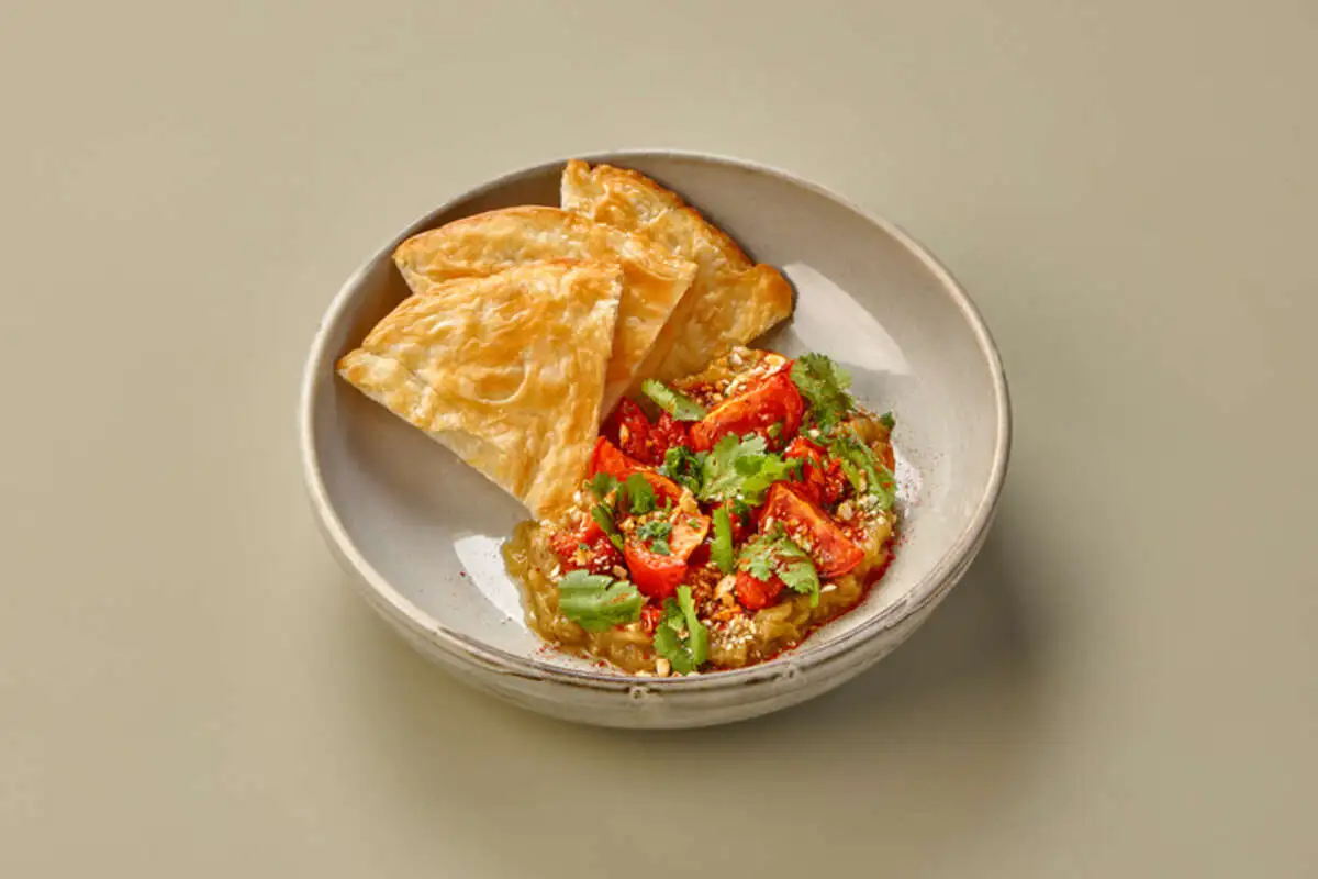 Бабагануш из баклажана с лепешкой роти